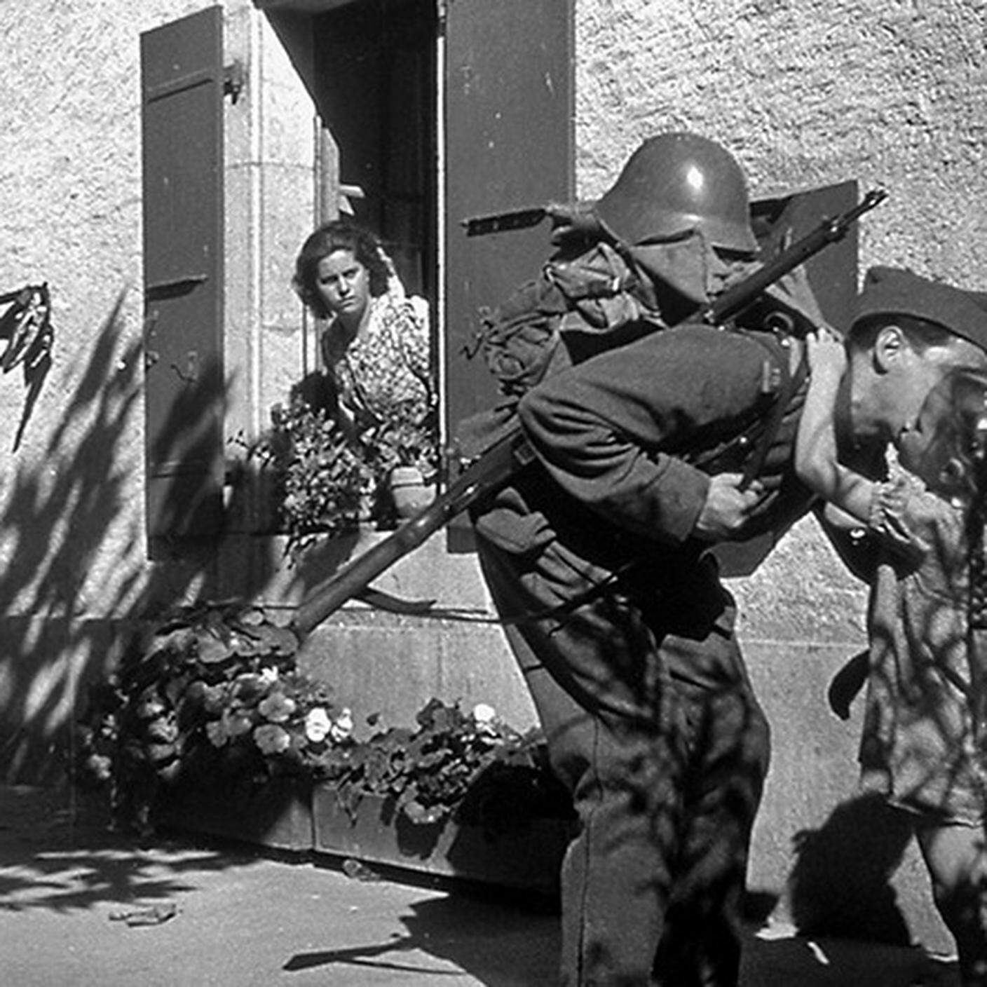 Un soldato parte per il servizio attivo; immagine tratta da un reportage del Cinegiornale svizzero, dedicato alla mobilitazione dell’esercito durante la Seconda guerra mondiale