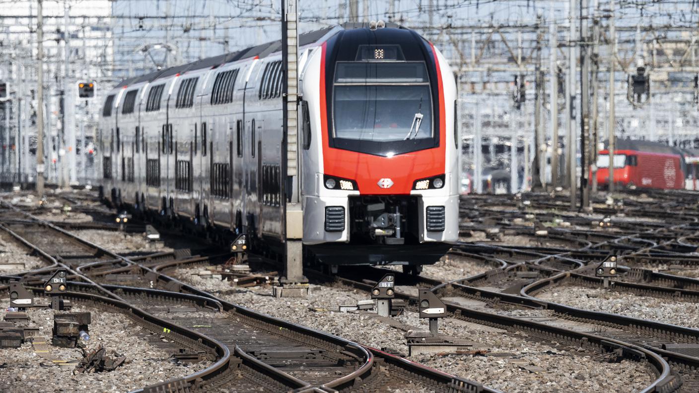 Uno dei nuovi treni, qui in transito nella stazione di Zurigo: in evidenza l'altezza del convoglio