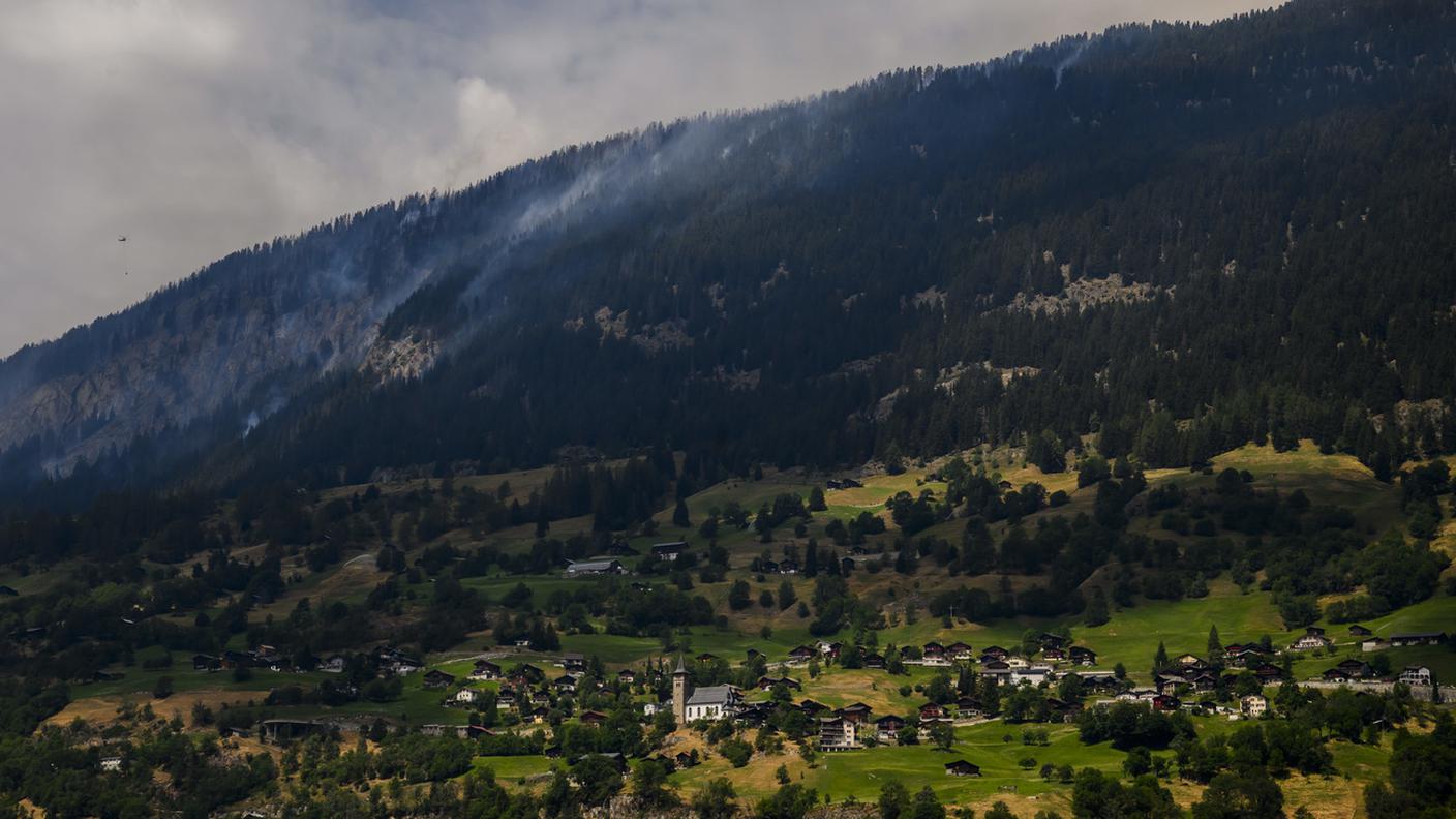 Sono ancora attivi vari focolai del rogo che sta divorando un'ampia zona boschiva in Vallese