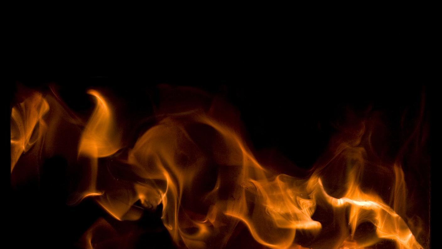 Un passante ha dato l'allarme e spento le fiamme