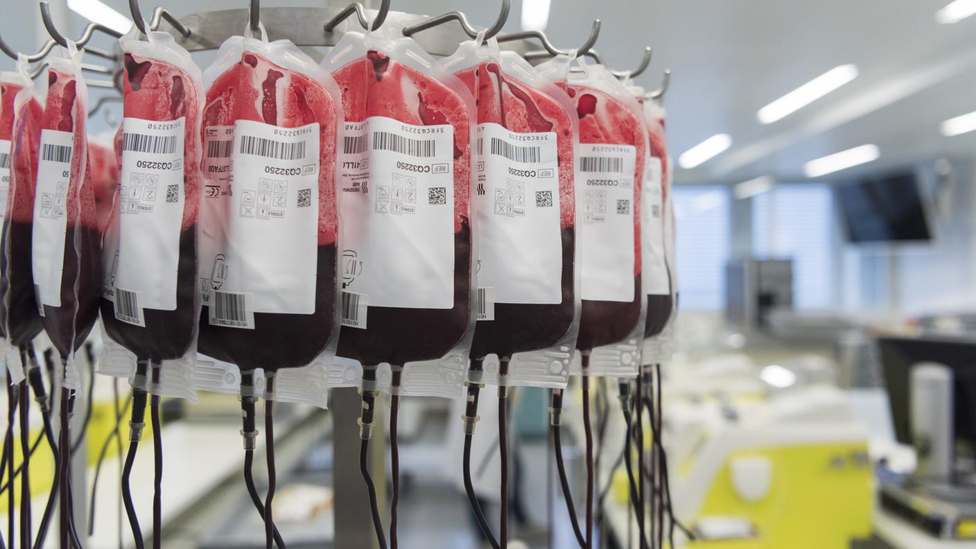 Fino al 2017 gli uomini che facevano sesso con altri uomini erano completamente esclusi dalla donazione del sangue