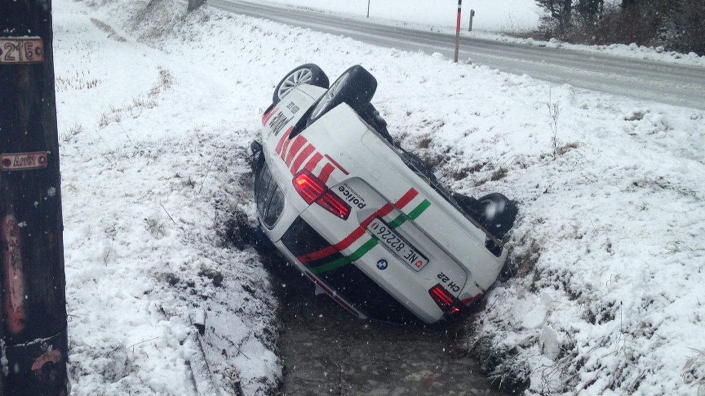 L'auto di polizia uscita di strada