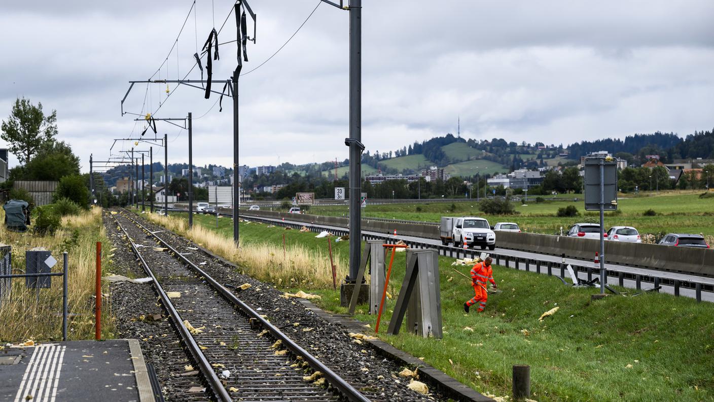 La tempesta ha arrecato danni anche alla rete ferroviaria