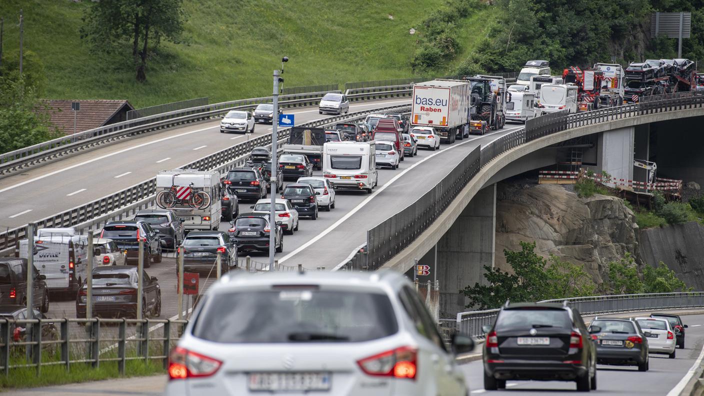 Le code al San Gottardo sono ormai da tempo la regola nella bella stagione