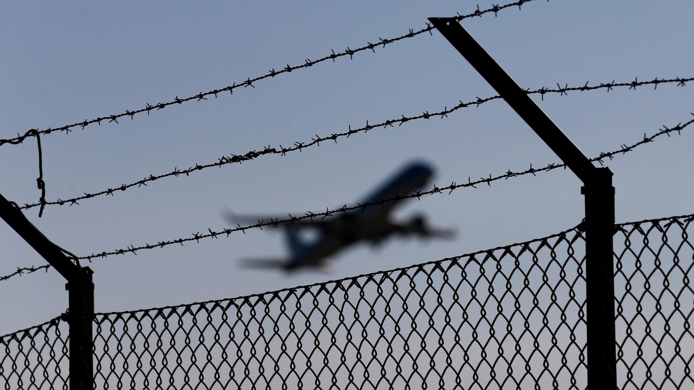 Tutto il perimetro dell'aeroporto è già circondato da griglie metalliche e filo spinato