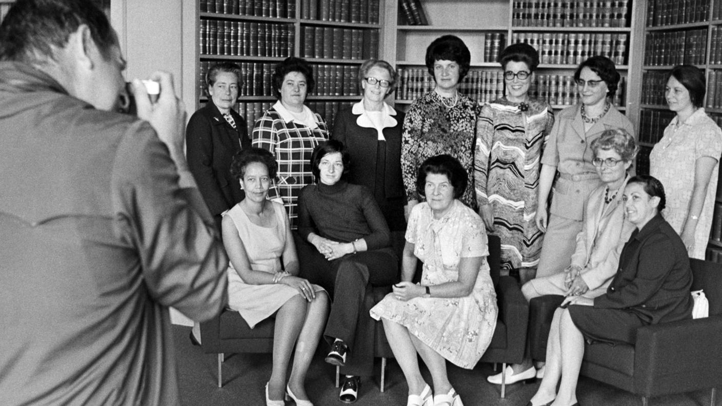 Foto di gruppo delle prime 12 consigliere nazionali scattata nel giugno 1972: Elisabeth Blunschy, Hedi Lang, Hanny Thalmann, Helen Meyer, Lilian Uchtenhagen, Josi Meier, Hanna Sahlfeld (da sinistra in piedi), Tilo Frey, Gabrielle Nanchen, Liselotte Spreng, Martha Ribi e Nelly Wicky (da sinistra sedute)