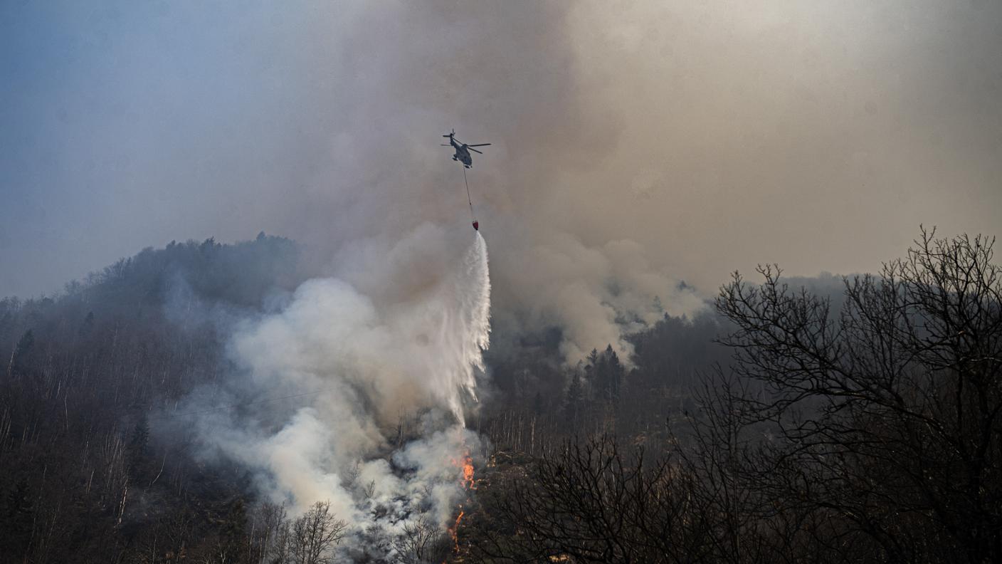 Elicottero in volo a Verdasio nel marzo 2022