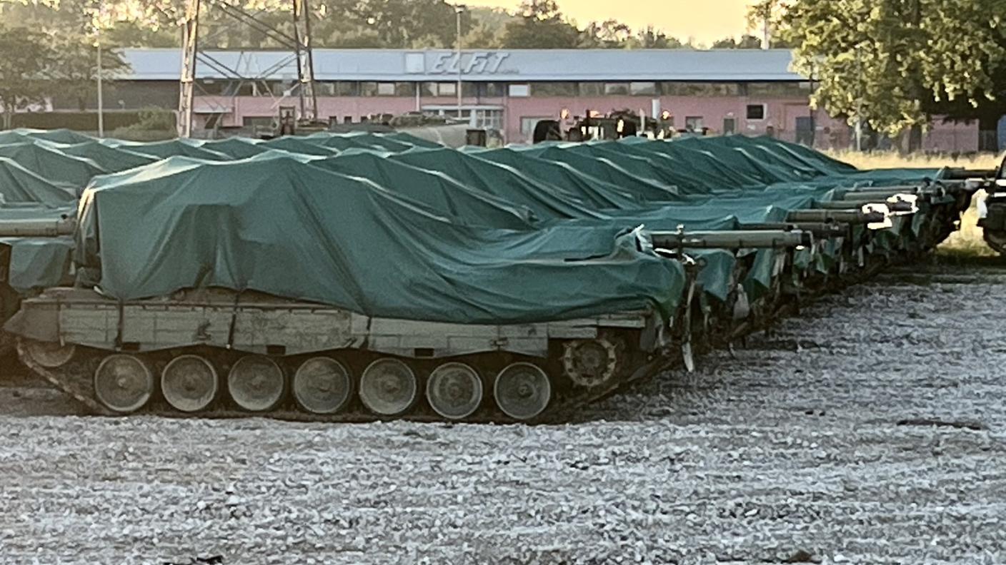 I teli impediscono di valutare se siano ferraglia arrugginita o tank idonei al combattimento. Si intravvedono comunque cingolati che in qualche caso appaiono in buono stato