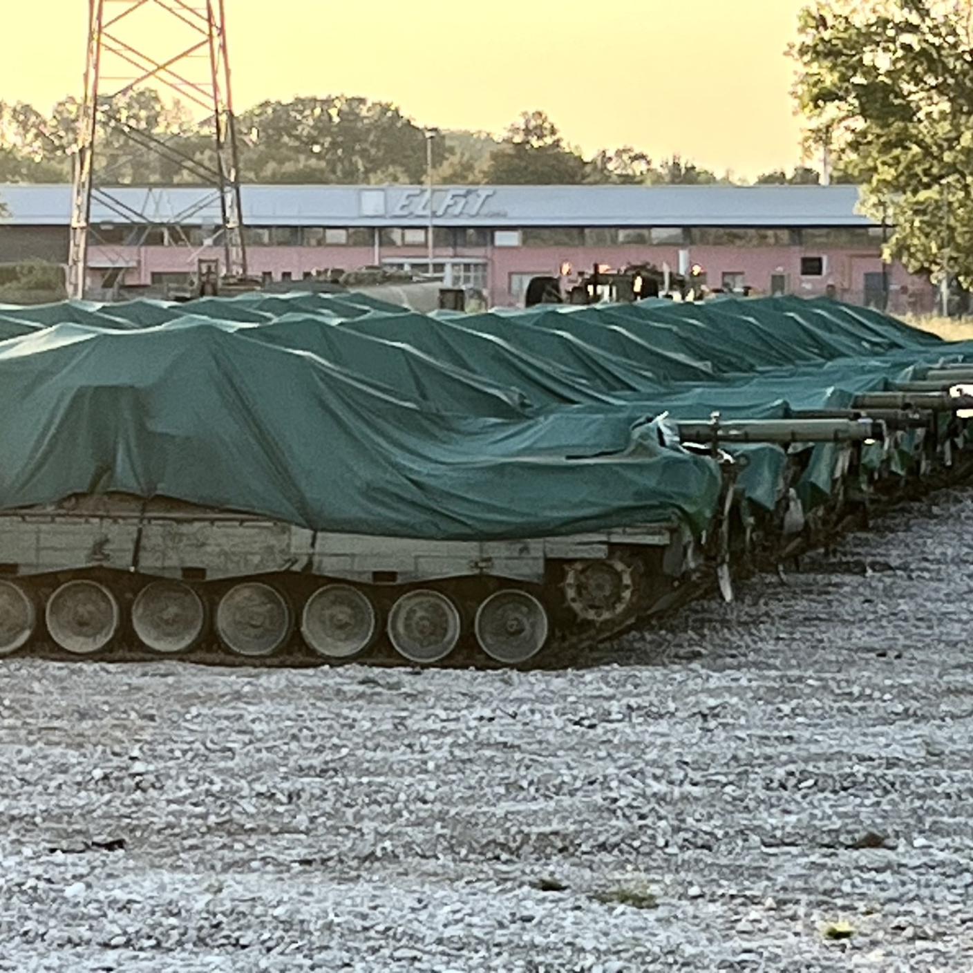 I teli impediscono di valutare se siano ferraglia arrugginita o tank idonei al combattimento. Si intravvedono comunque cingolati che in qualche caso appaiono in buono stato