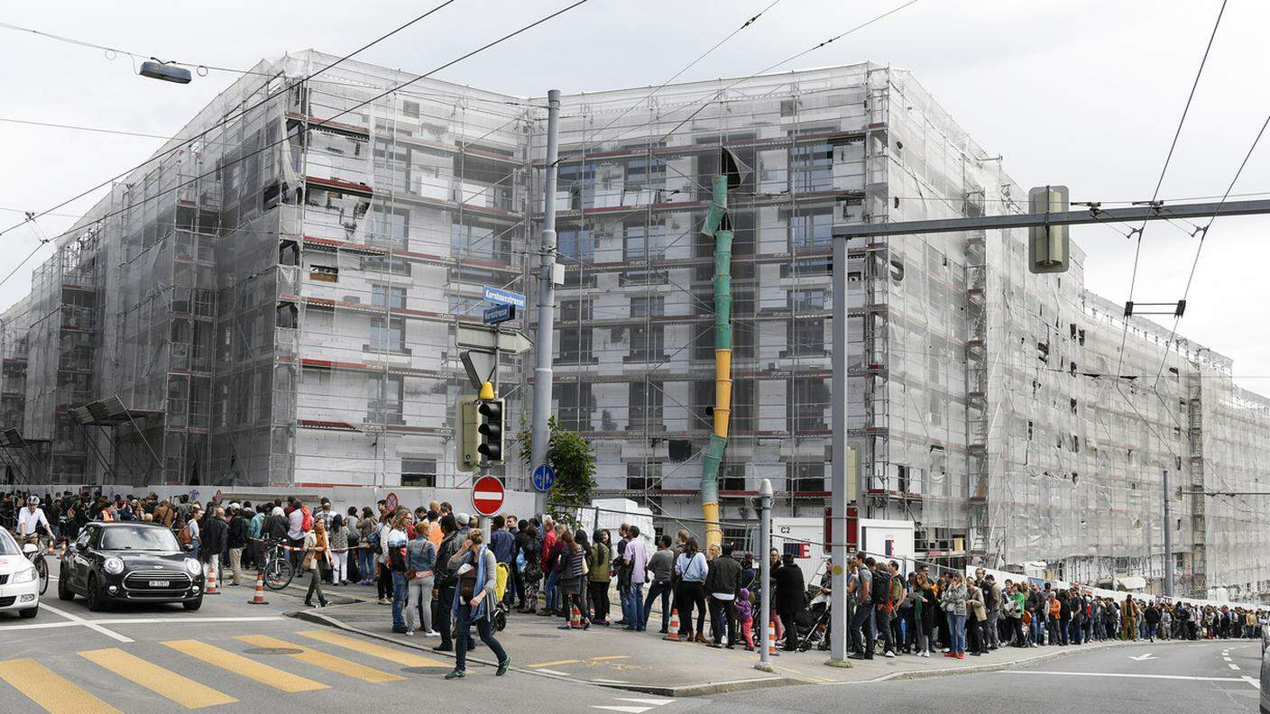 Folla di interessati a Zurigo per appartamenti nuovi nel giugno 2016