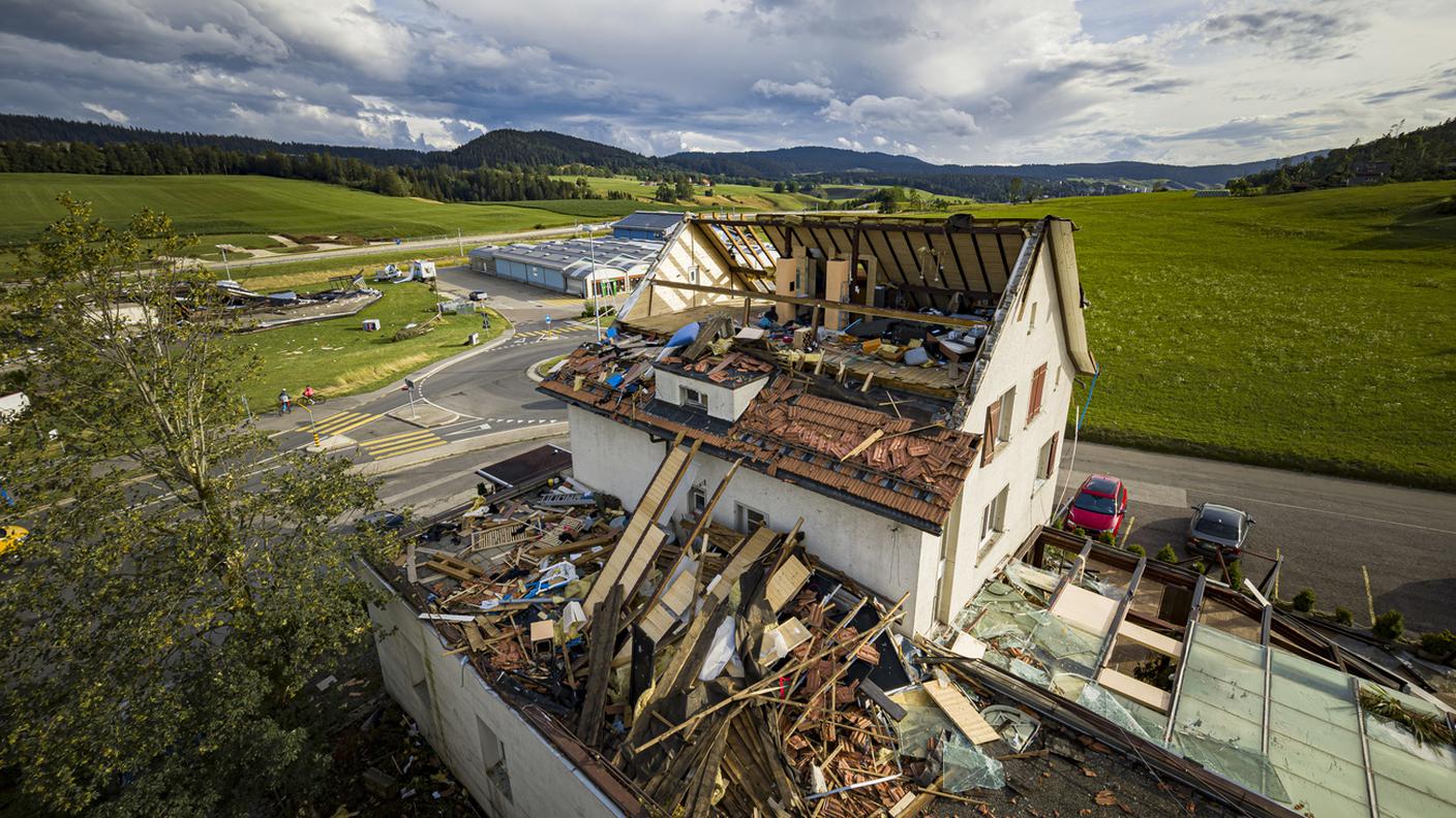 Una delle case scoperchiate dal maltempo a La Chaux-de-Fonds