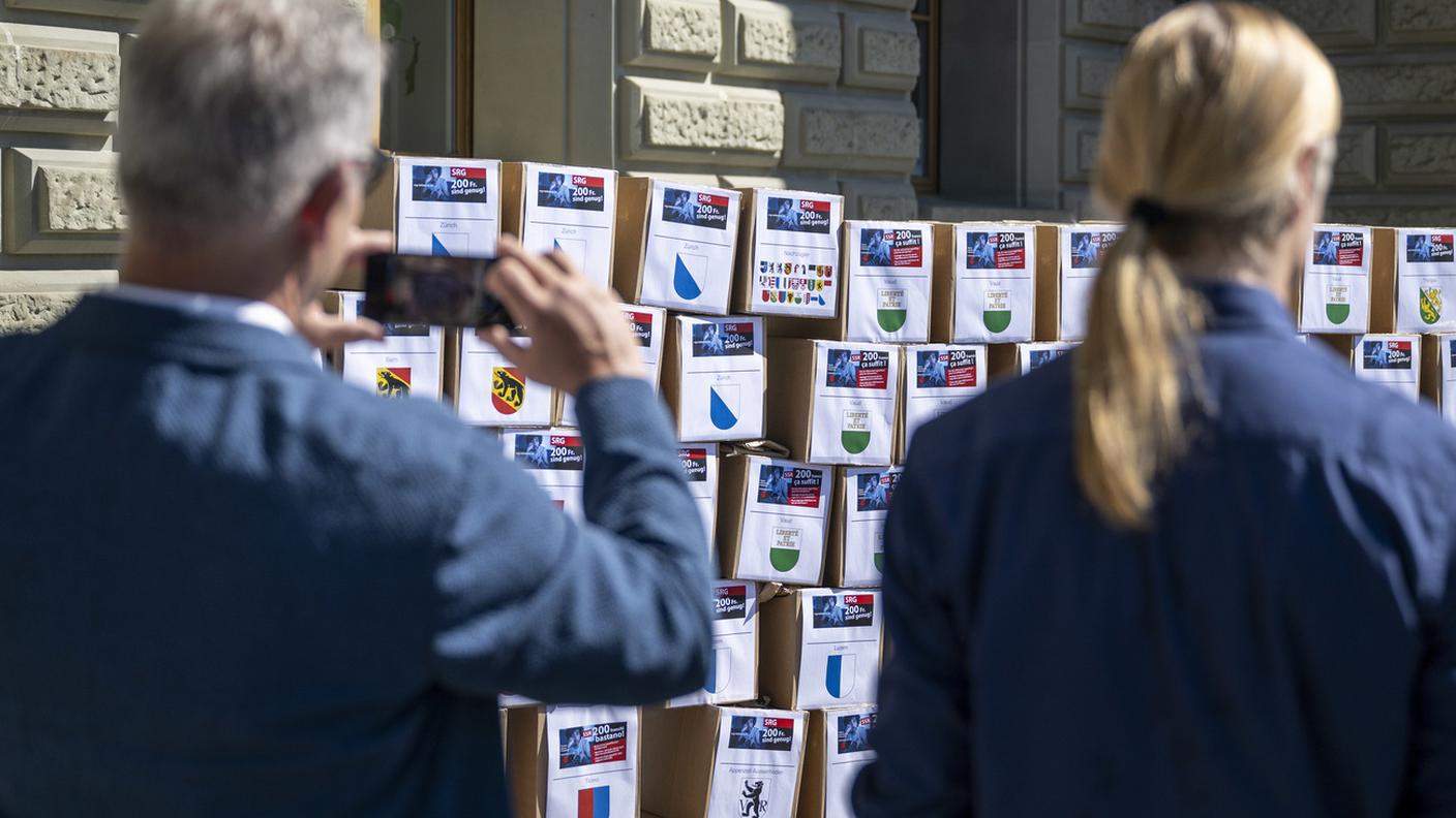 La consegna delle firme lo scorso 10 agosto a Berna
