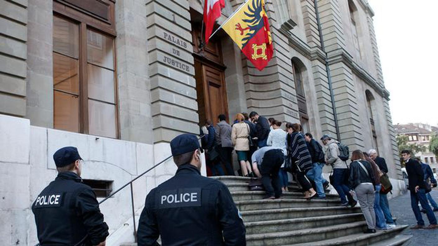 L'ingresso del palazzo di giustizia, a Ginevra, durante lo svolgimento del primo processo, lo scorso ottobre