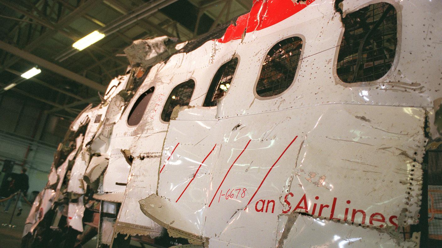 Una sezione della carlinga dell'MD-11 Swissair recuperata dal mare e montata in un hangar