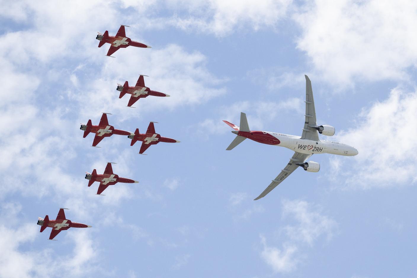 L'attesa esibizione della Patrouille Suisse ha attirato un folto pubblico