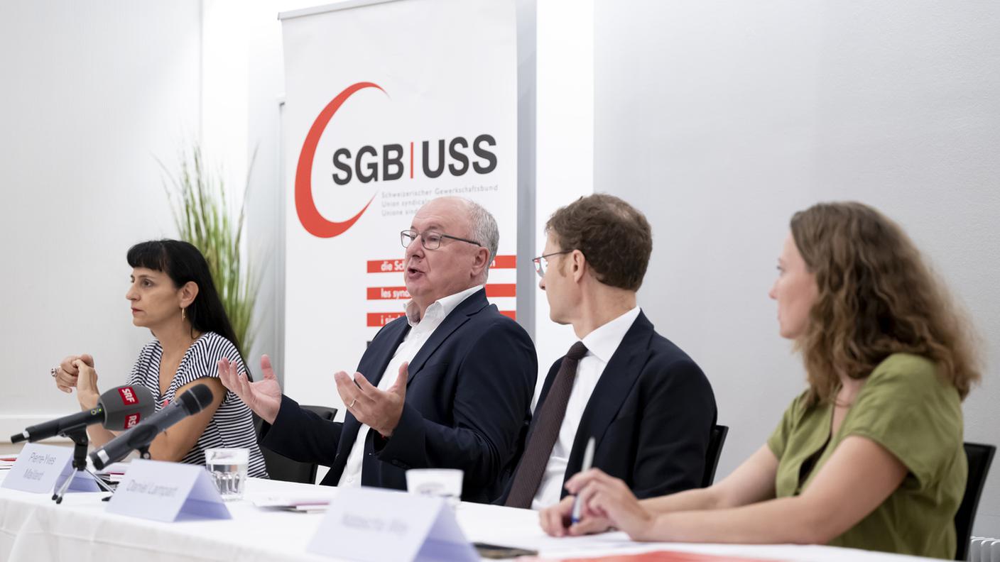 Pierre-Yves Maillard, presidente dell'USS, nel corso del suo intervento nella conferenza stampa odierna a Berna