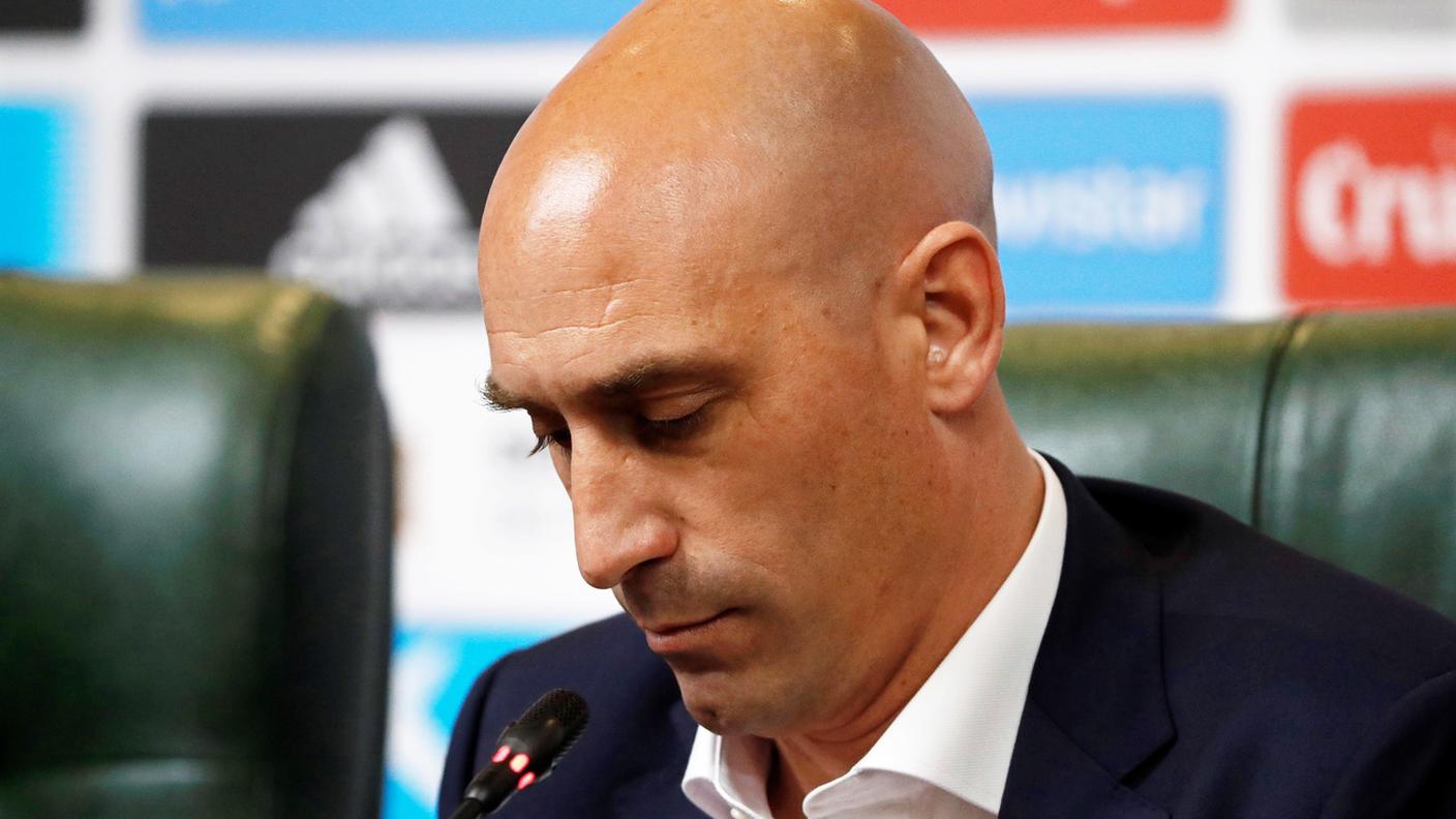 Il 46enne è da tempo nella bufera per il controverso bacio da lui dato alla giocatrice Jennifer Hermoso, dopo la vittoria della Spagna ai Mondiali 2023 di calcio femminile