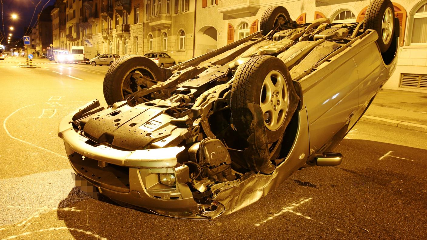 La vettura finita sul tetto