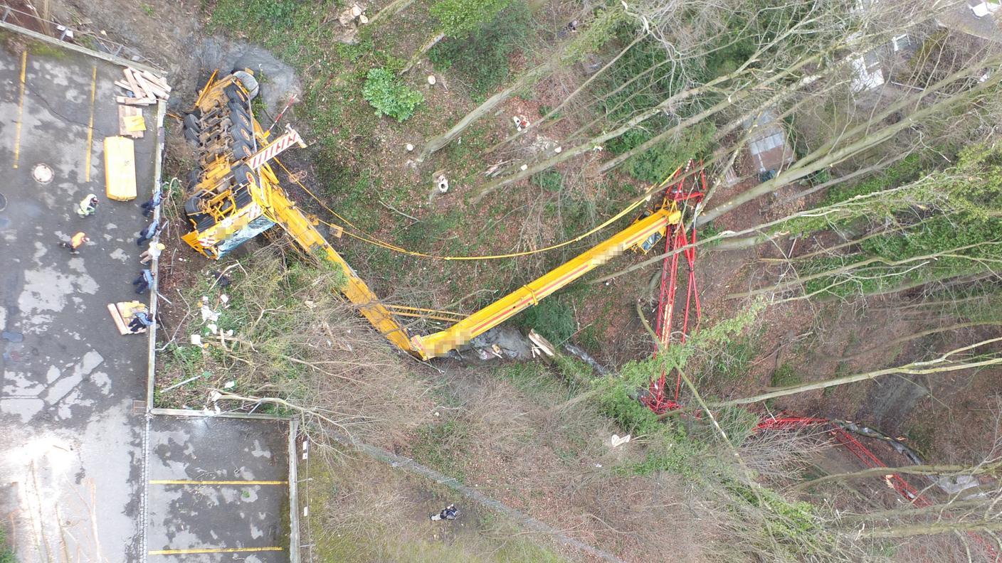 La gru, con un braccio da 60 metri, era impegnato in lavori forestali