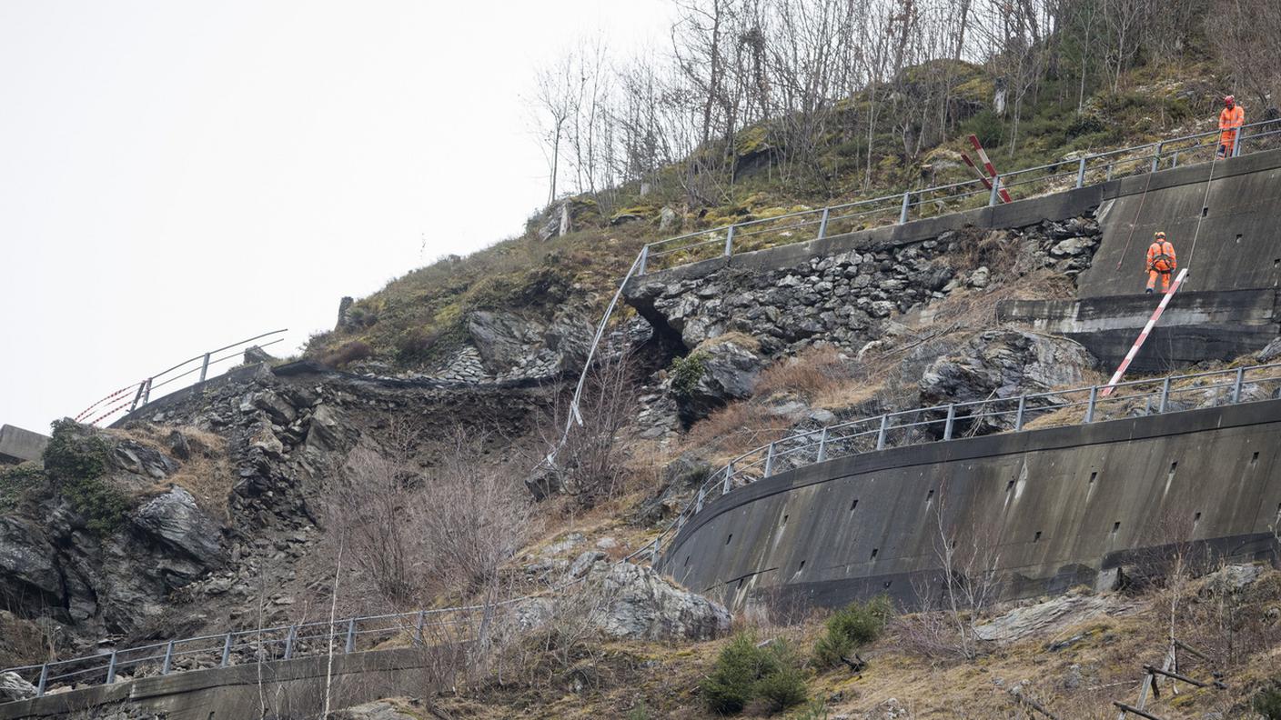 Il pezzo crollato di strada che collega Amsteg a Bristen