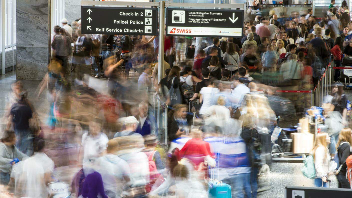 Una delle principali porte d'accesso della coca a Zurigo è l'aeroporto internazionale di Kloten: la droga arriva nascosta nei bagagli dei passeggeri oppure via posta aerea