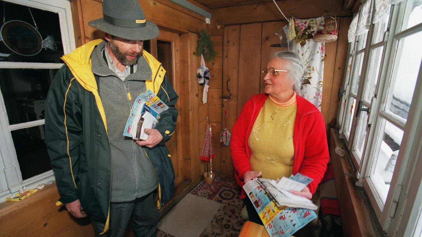 Un postino a Achseten (BE) con una cliente