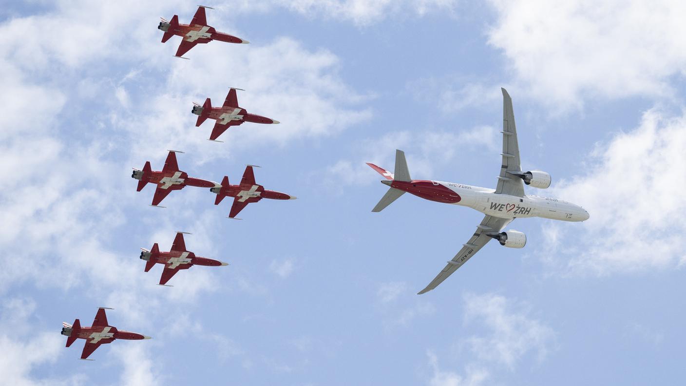 L'attesa esibizione della Patrouille Suisse ha attirato un folto pubblico