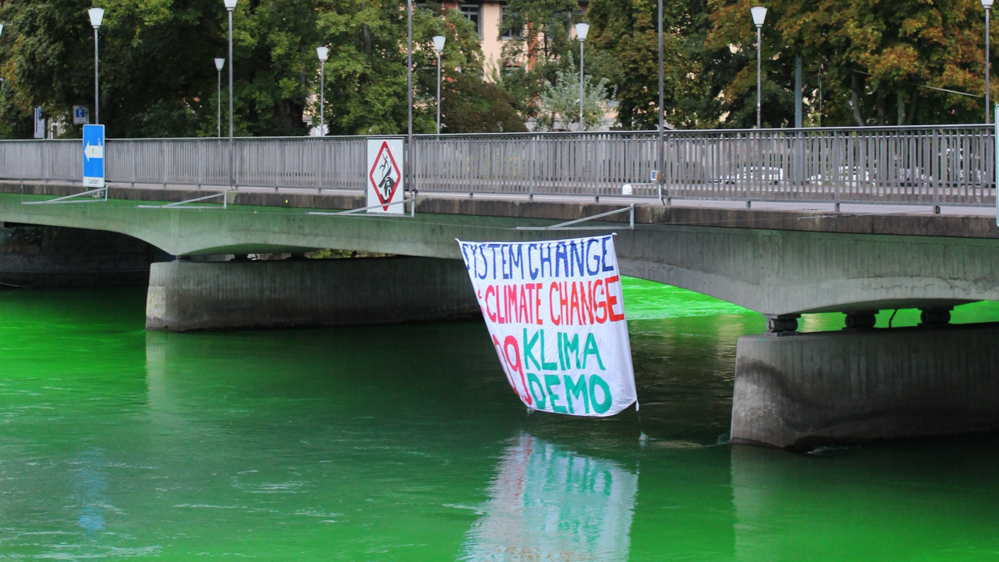 Berna: Aar colorata di verde