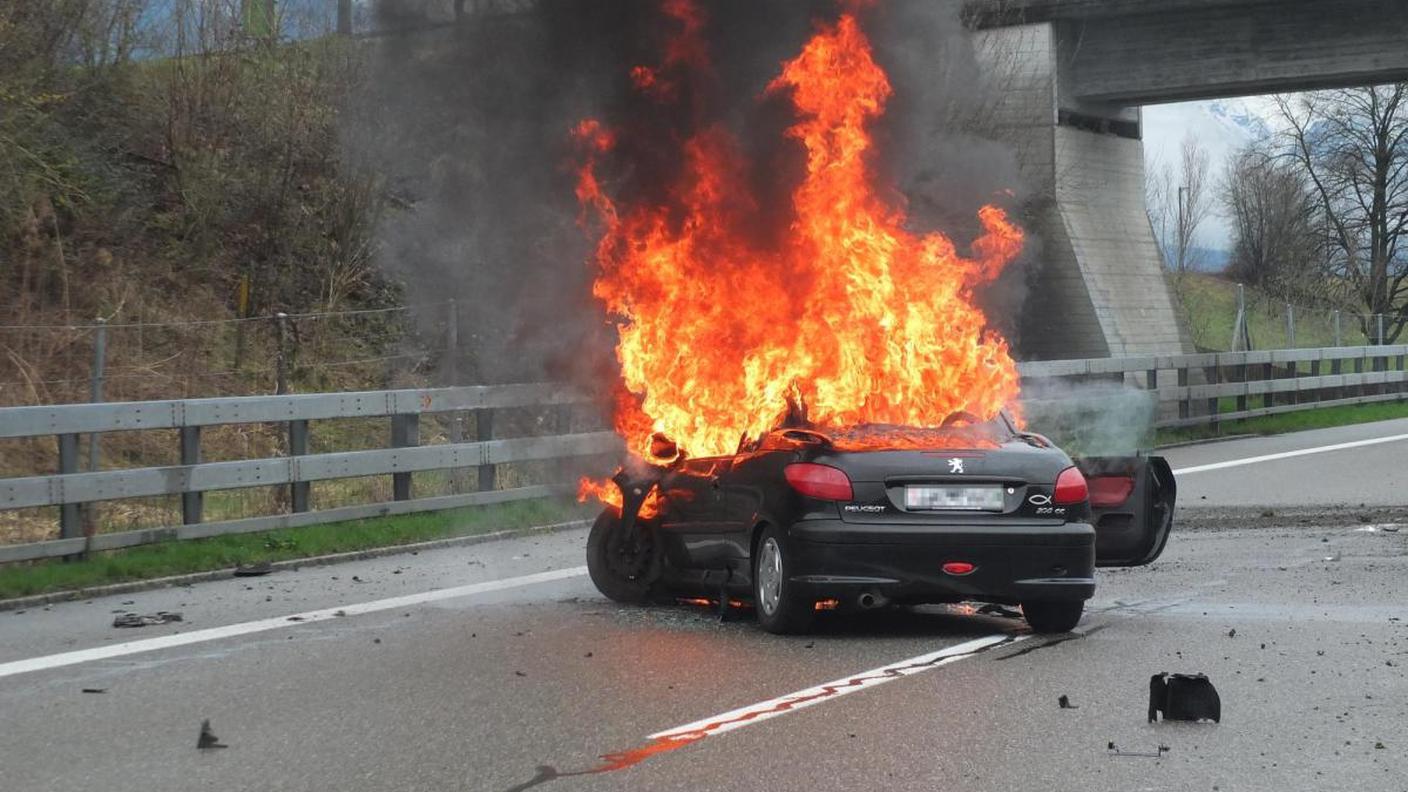 L'utilitaria in preda alle fiamme dopo aver urtato il guard-rail