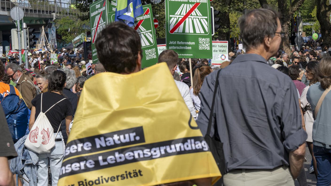La giornata è iniziata con un corteo, seguito da una serie di discorsi su Piazza federale