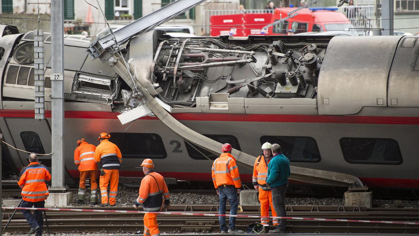 Il treno fuori dai binari