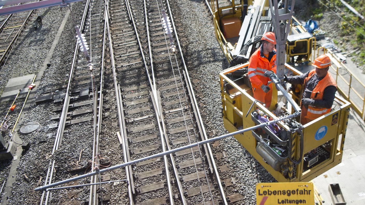 Danneggiati tralicci della linea aerea