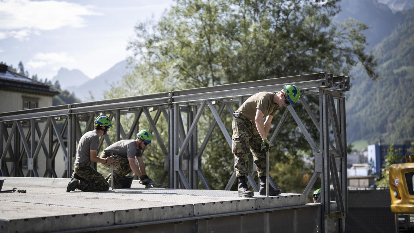 I soldati impegnati nella realizzazione del ponte a Schwanden