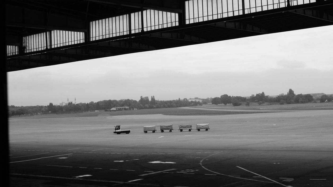 Carrelli portabagagli in pista... qui a Berlino Tempelhof 