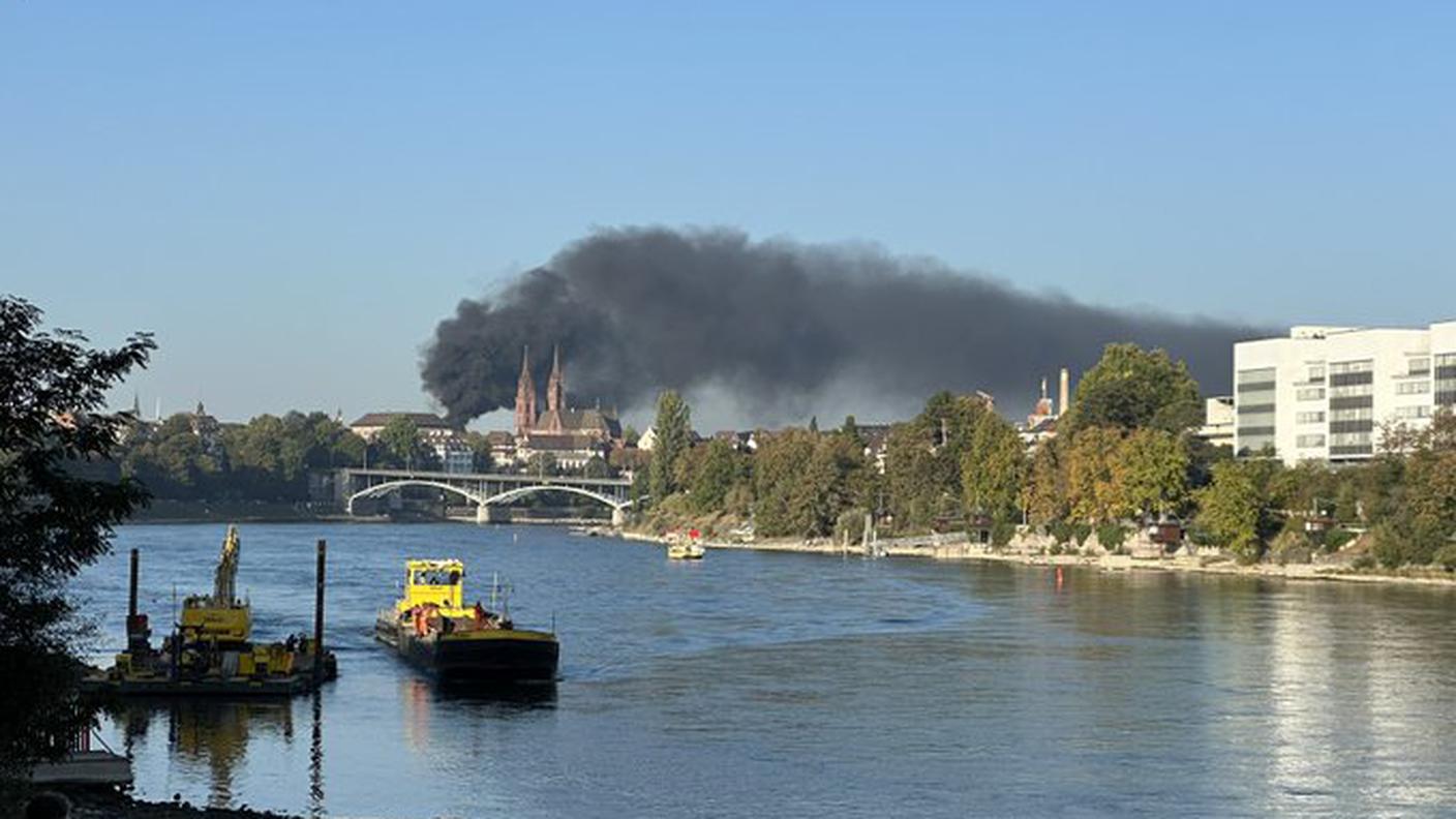 Colonna di fumo sopra il centro di Basilea