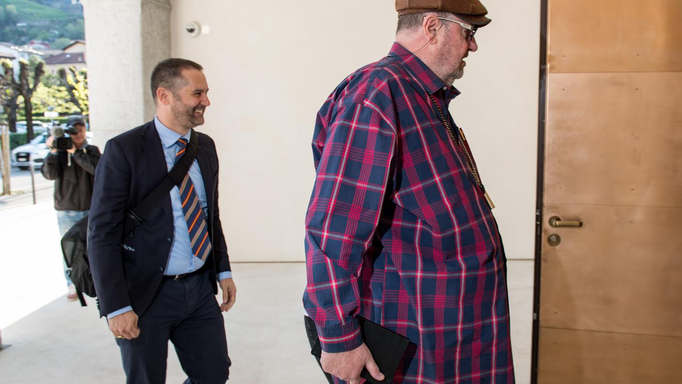 Dieter Behring, a destra, al suo arrivo in aula