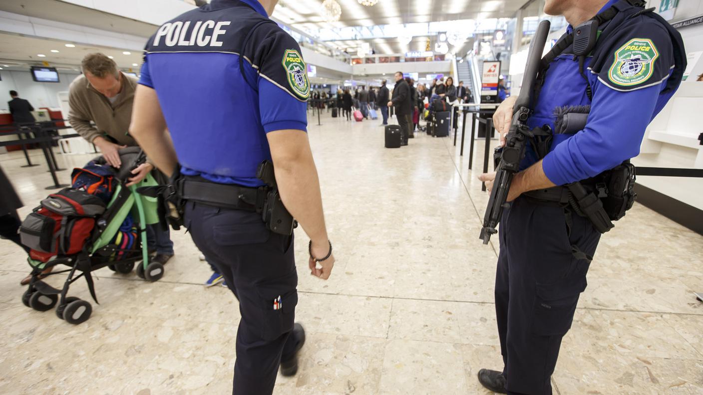 Agenti in servizio di pattuglia all'aeroporto di Ginevra