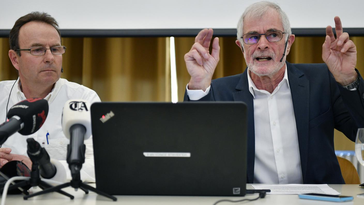Markus Zangger (a sinistra) con il giornalista Hugo Stamm in un'immagine scattata martedì a Zurigo