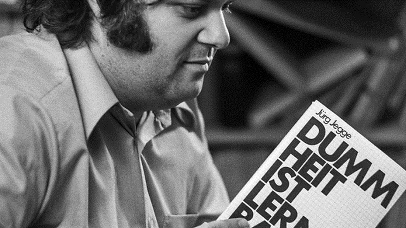 Juerg Jegge nel 1977 all'uscita di uno dei libri che lo hanno reso celebre: "La stupidità si può imparare"