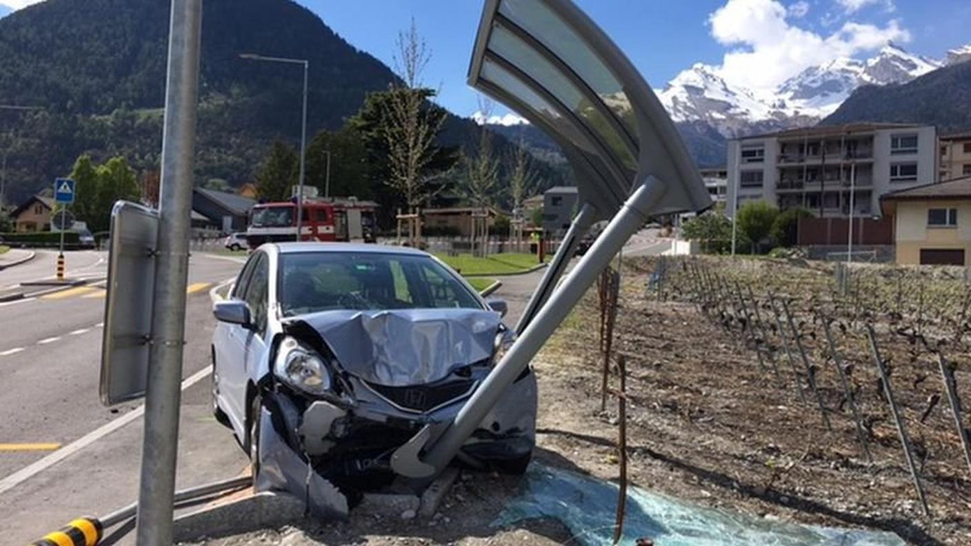 La vettura demolita dopo aver abbattuto la fermata dell'autobus