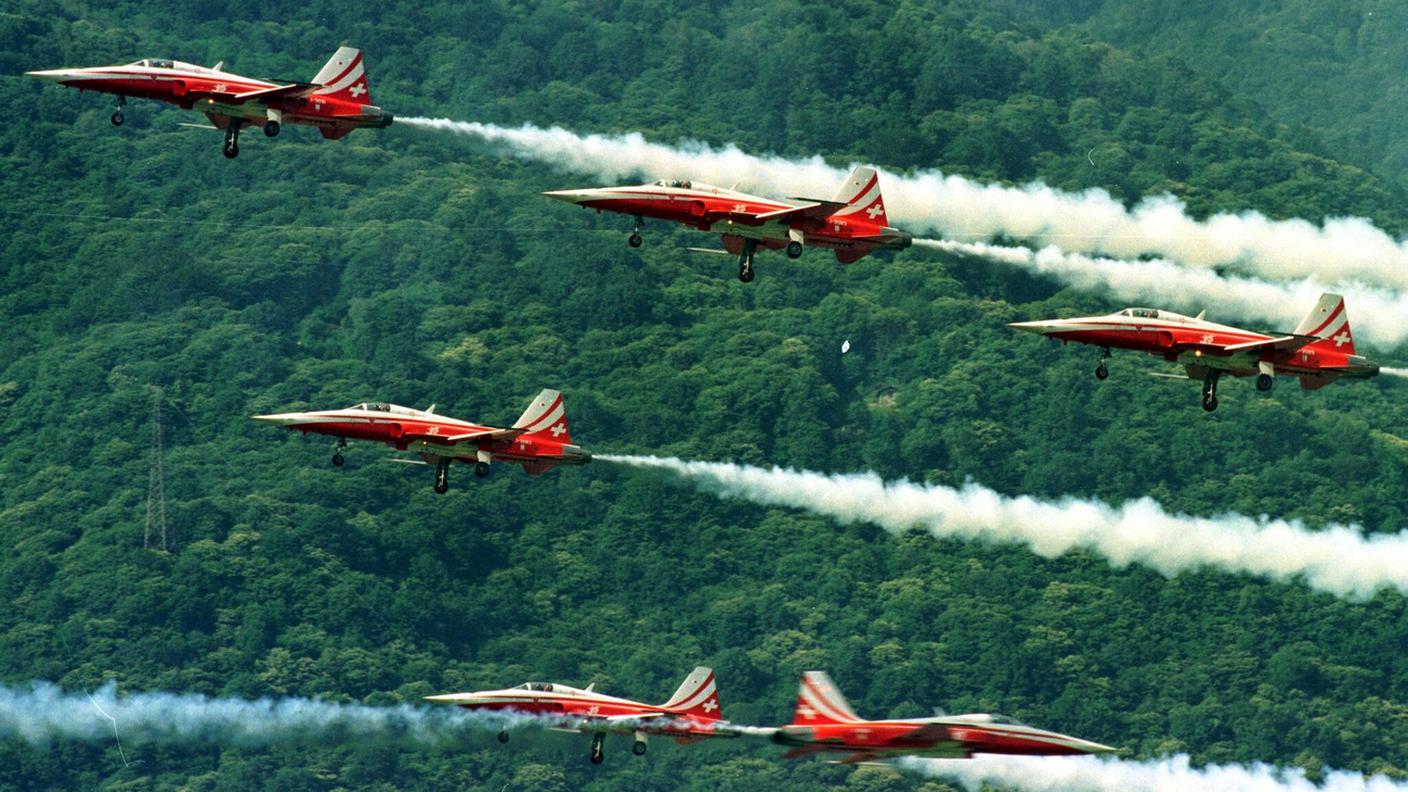 La Patrouille suisse in allenamento nel cielo locarnese 
