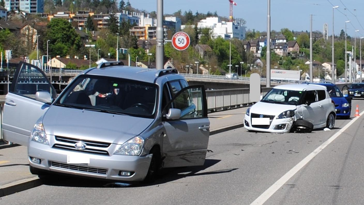 Le due vetture danneggiate dall'incidente innescato dall'incolpevole ragno