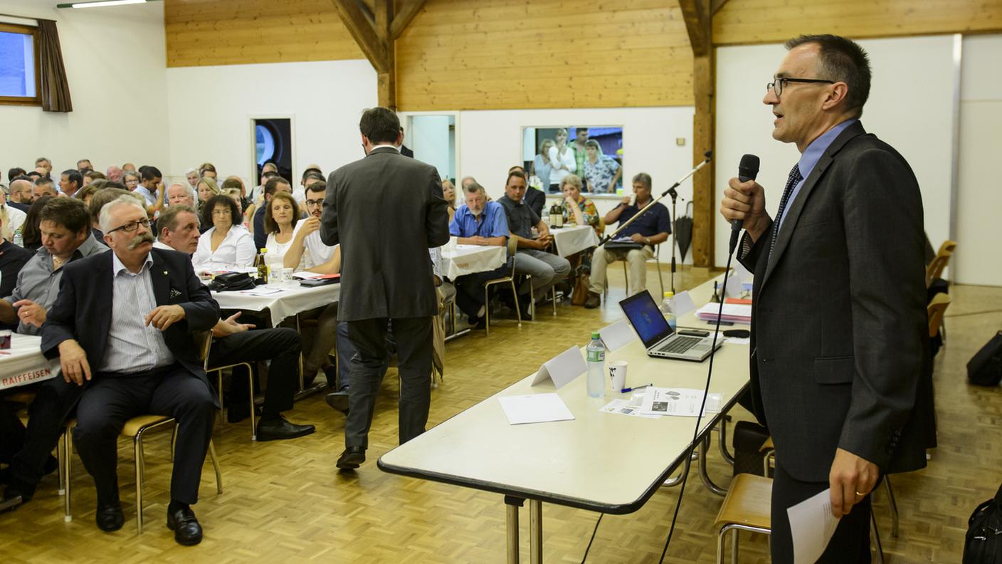 A sinistra nell'immagine l'esponente democentrista Martin Baltisser