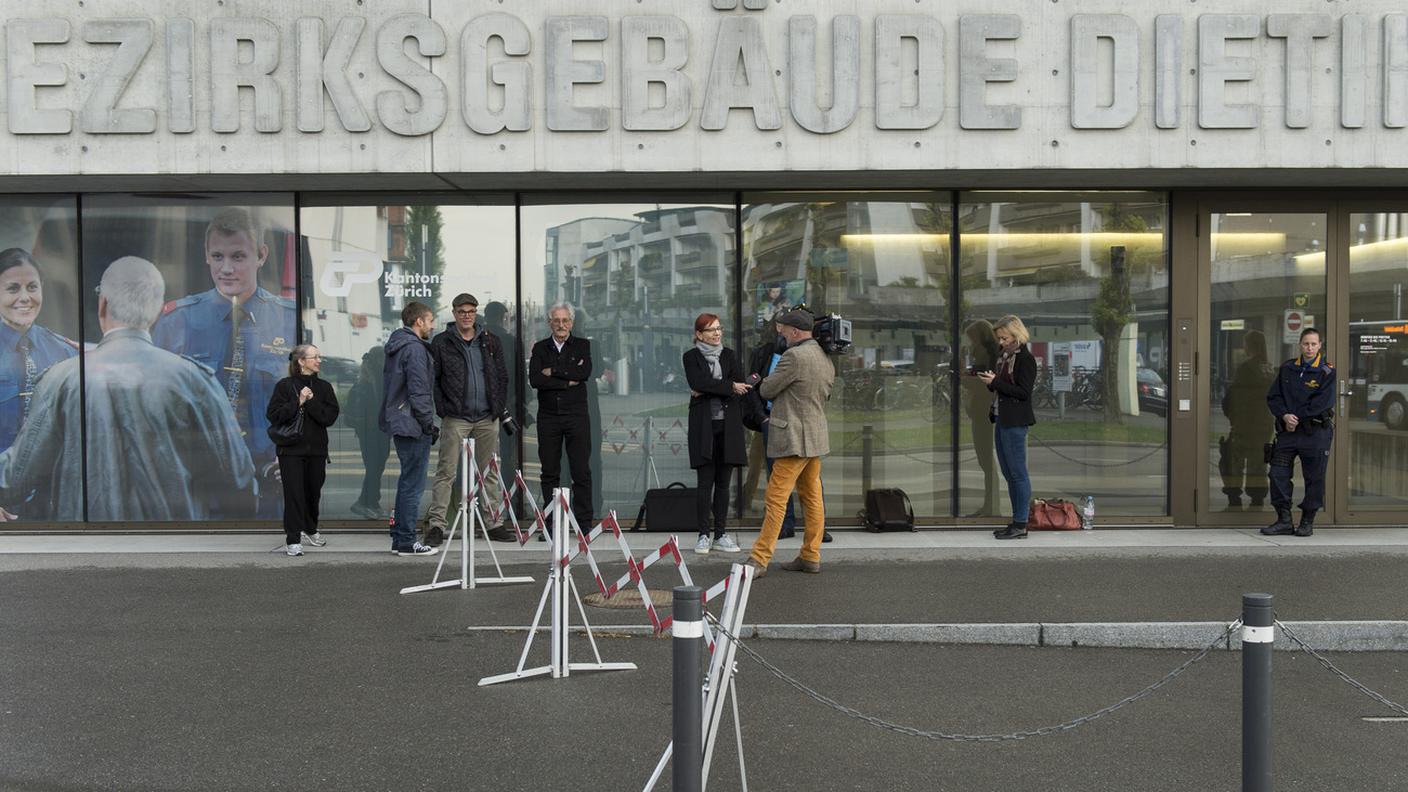 Fotografi e giornalisti all'esterno del tribunale distrettuale di Dietikon