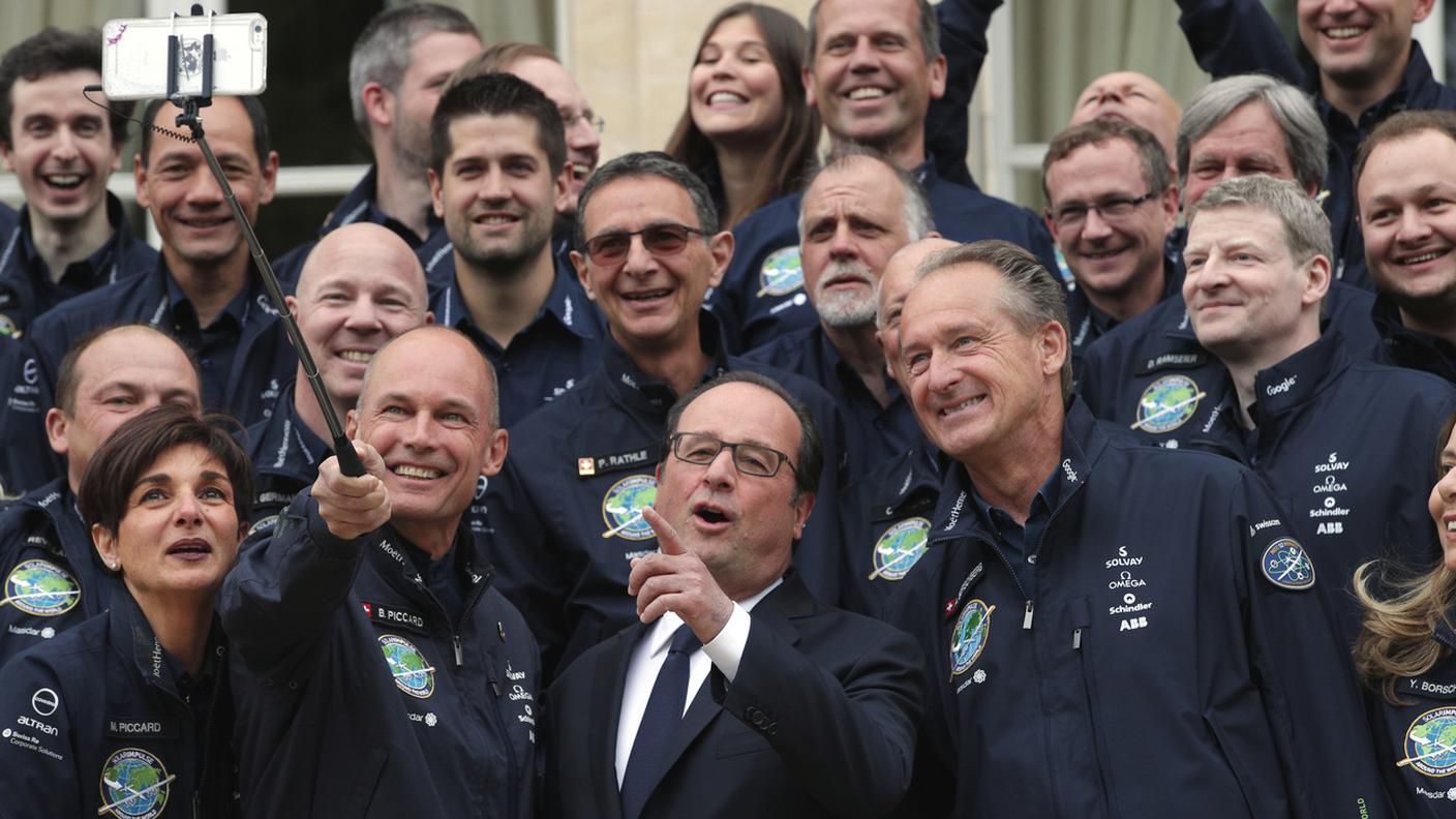 ... e dopo la cerimonia il selfie con François Hollande e tutto il team di Solar Impulse