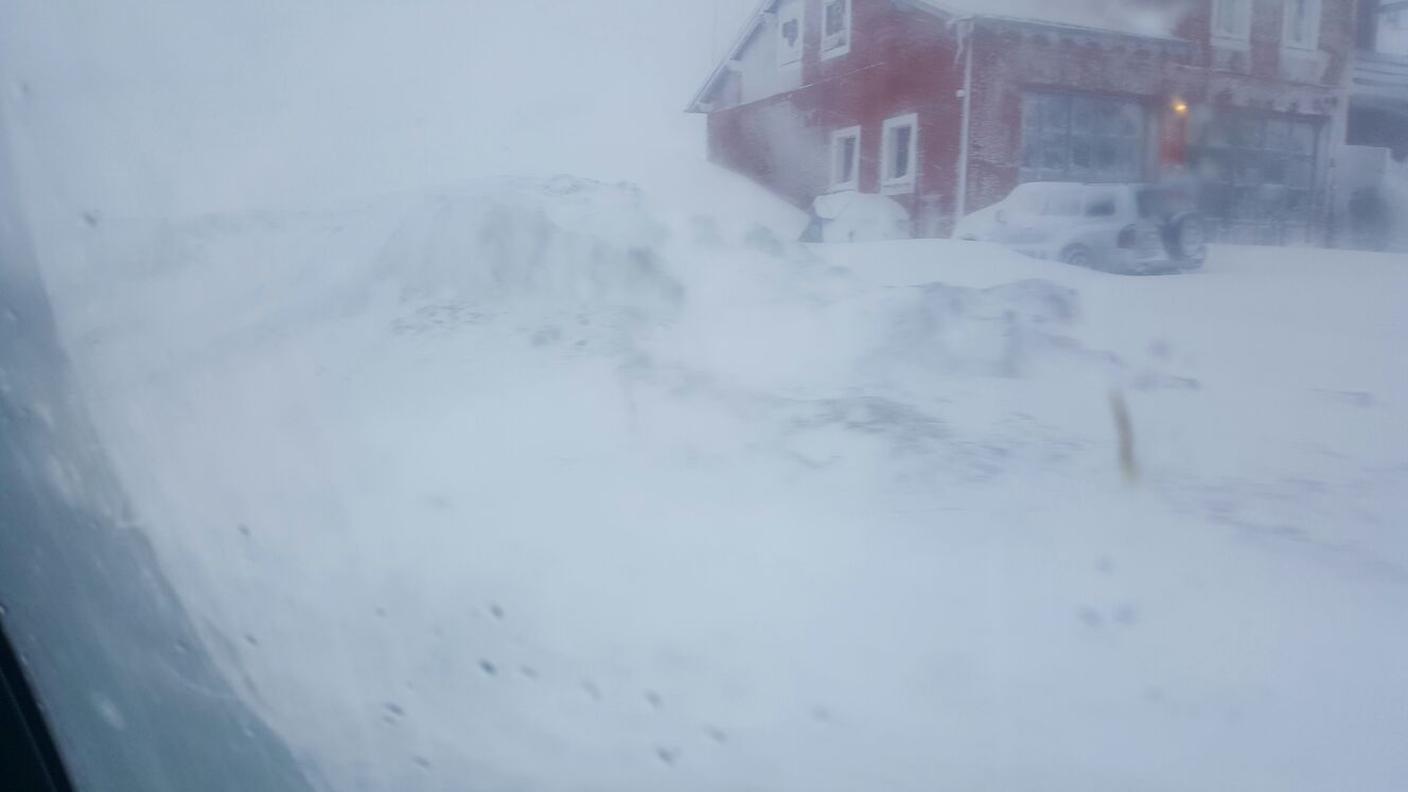 La coltre di neve davanti all'albergo Ospizio Bernina