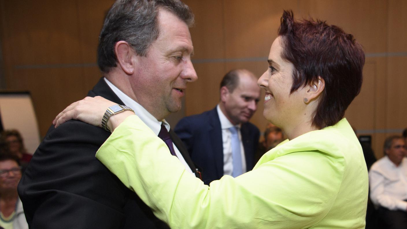 L'abbraccio politico: Jacques Nicolet (UDC) e Isabelle Chevalley (Verdi-Liberali).