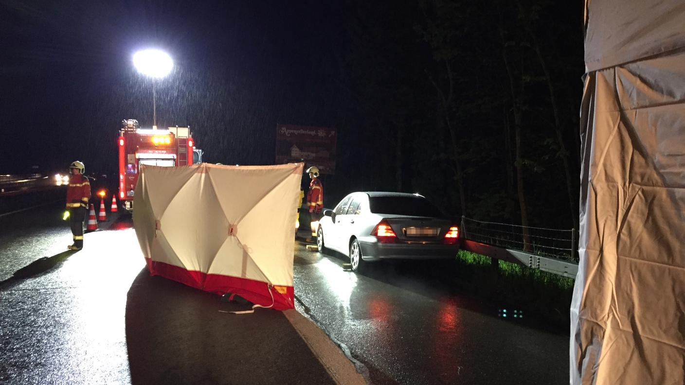 L'auto era ferma sulla corsia di emergenza