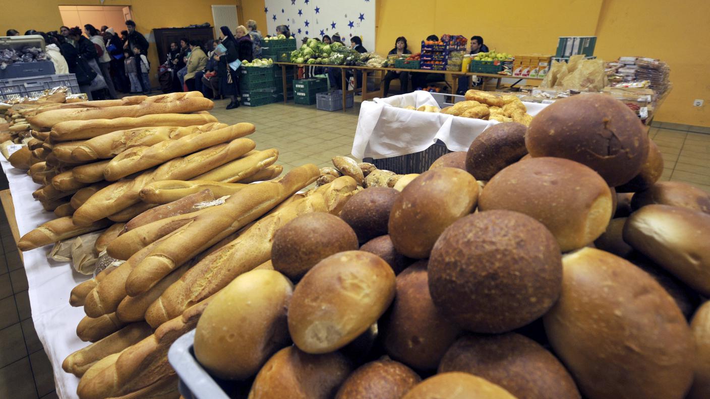 Distribuzione di cibo ai meno abbienti