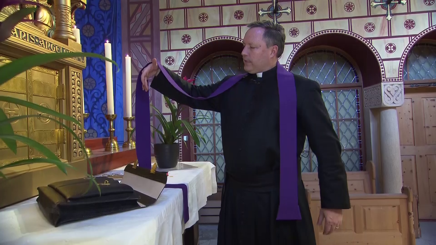 Don Cesare Truqui mostra la stola di colore viola utilizzata durante il rituale dell'esorcismo